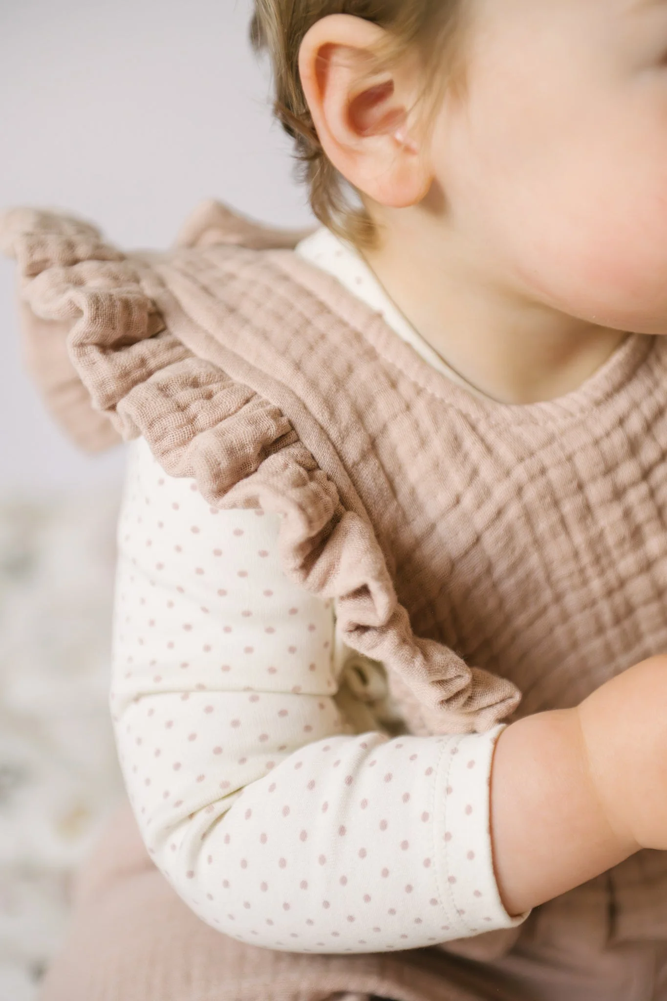 Muslin Ruffle Bib Set of 2 - Fawn & Sienna - Image 4