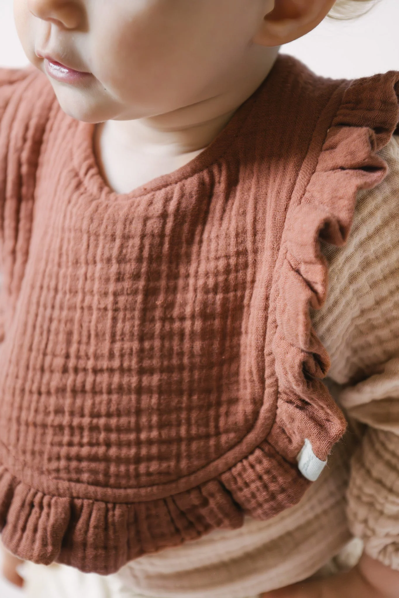 Muslin Ruffle Bib Set of 2 - Fawn & Sienna - Image 7